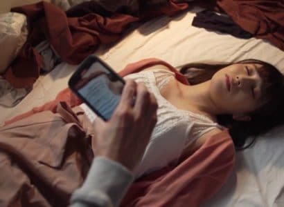 Tôi đã quan hệ tình dục với bạn trai tại nhà, nhưng tôi không dám gây ra tiếng động nào vì sợ gia đình phát hiện.