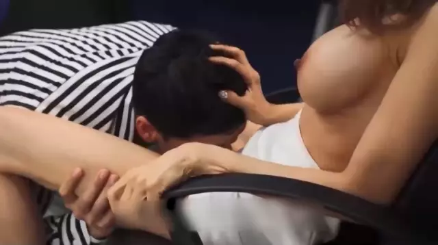 Gái xinh đeo kính bú buồi cho bạn trai cực chuyên nghiệp